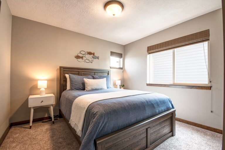 Upstairs bedroom with queen bed, Smart TV, and closet.