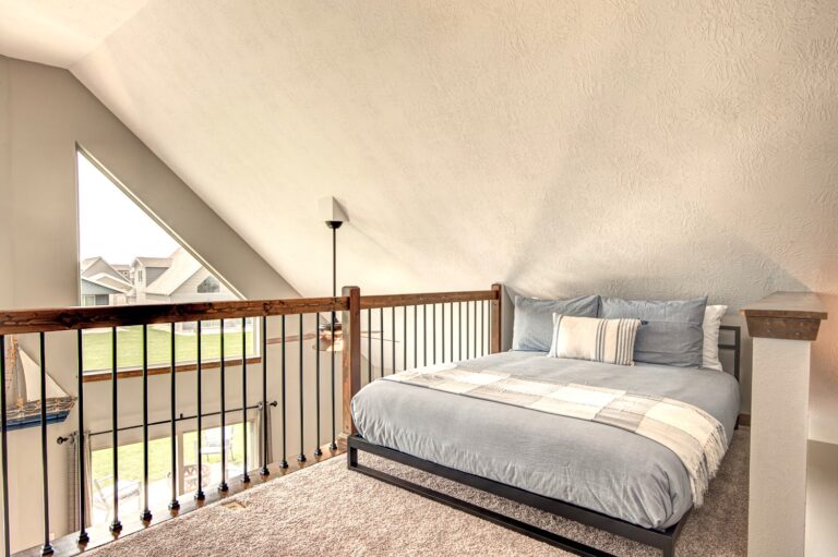 Queen bed in the loft area